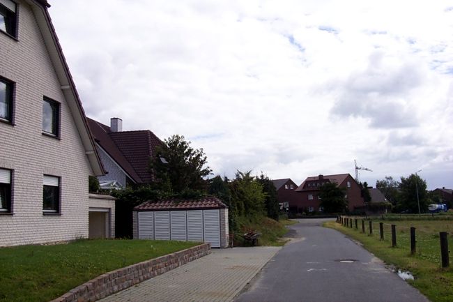 Dieses Haus hat einen hbschen Stauraum fr die Mlltonnen