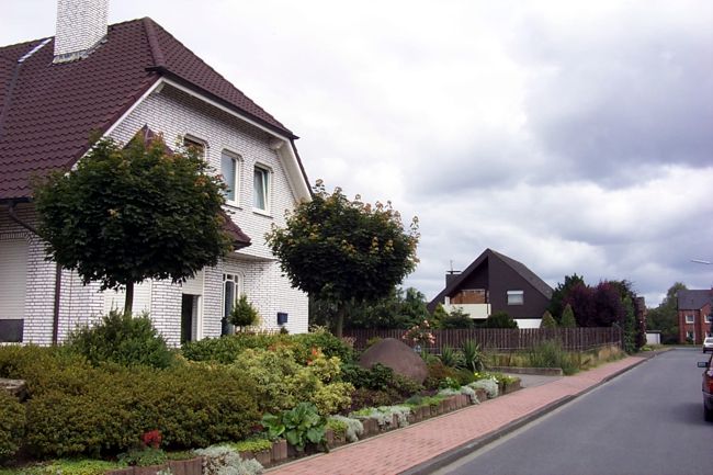 Ein hbsches Haus mit einem schnen Vorgarten