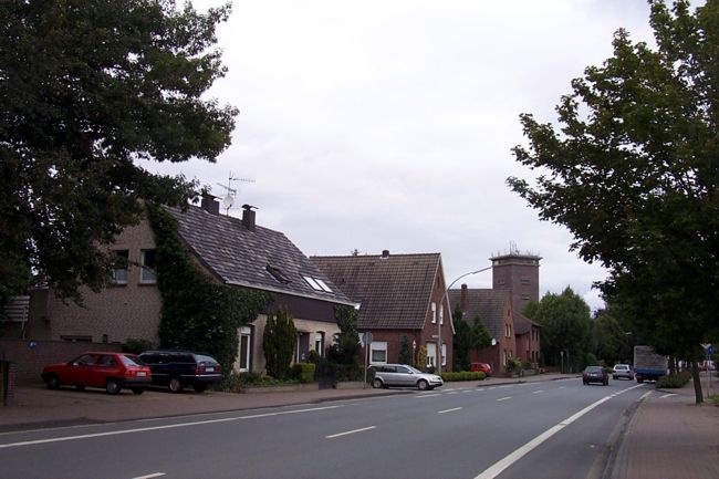 Hinter den Husern erkennt man den Stadtlohner Wasserturm