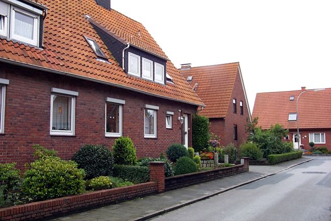 Ein lteres Haus mit gepflegte Anlagen