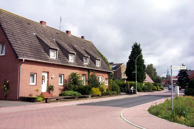 Ein lteres Doppelhaus bei dem eine Seite saniert wurde