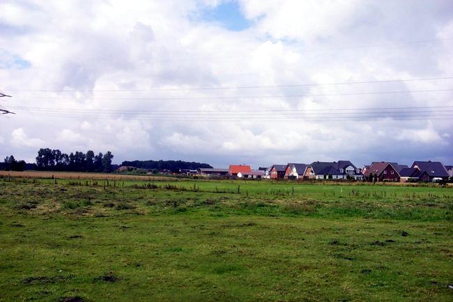 Hinter den Feldern erkennt man die Huser am Konerts Winkel