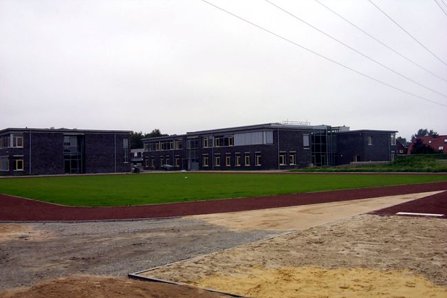 Die Laufbahn und Weitsprunganlage des Geschwister Scholl Gymnasiums
