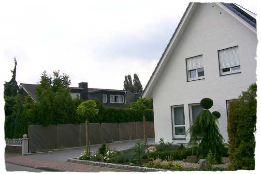 Ein hbsches Haus mit einem schnen Vorgarten