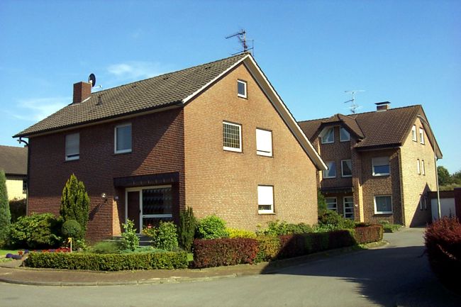 Ein hbsches Haus mit einem schnen Vorgarten