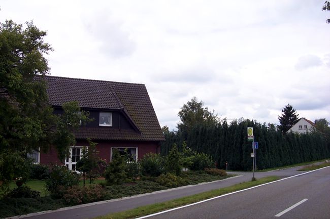 Ein hbsches Haus mit einem schnen Vorgarten