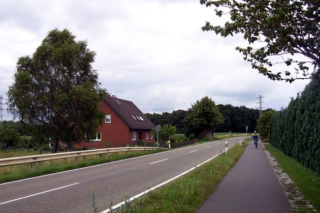 Der Fu und Radweg entlang der K33