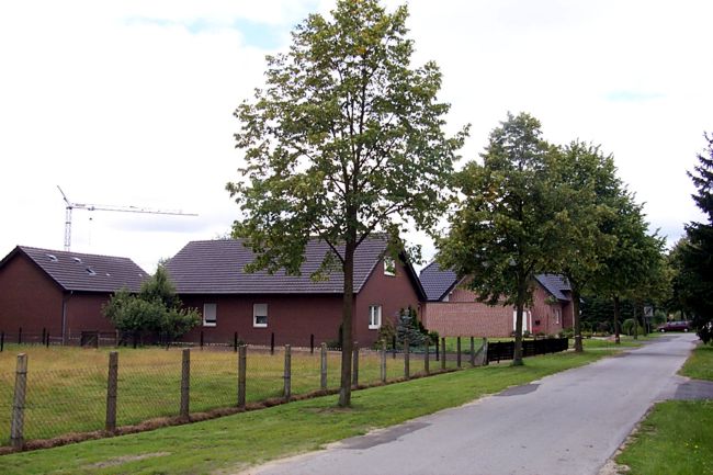 Ein hbsches Haus mit einer groen eingezunten Wiese