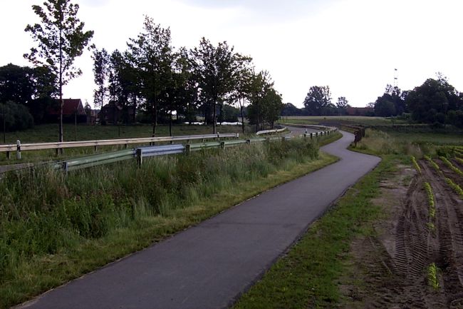 Der Fu und Radweg entlang der K33