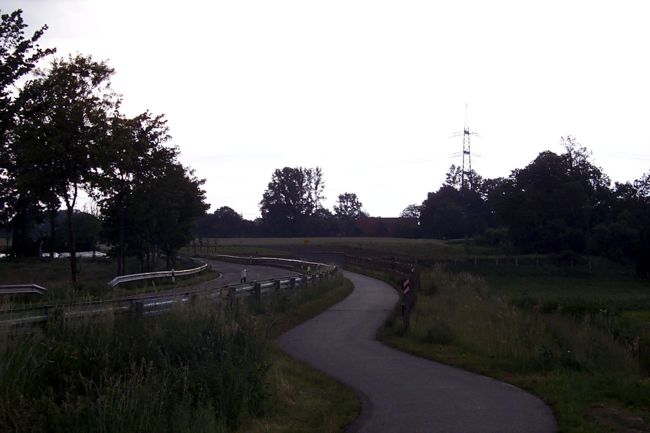 Der Fu und Radweg entlang der K33