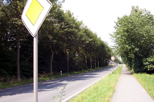 Der Fu und Radweg entlang der Weerseloerstrae