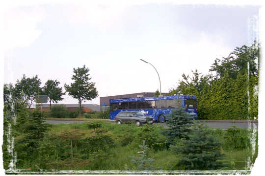 Ein Bus hlt an der Bushaltestelle