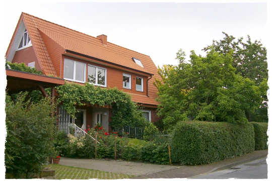 Ein hbsches Haus mit einem gepflegten Vorgarten