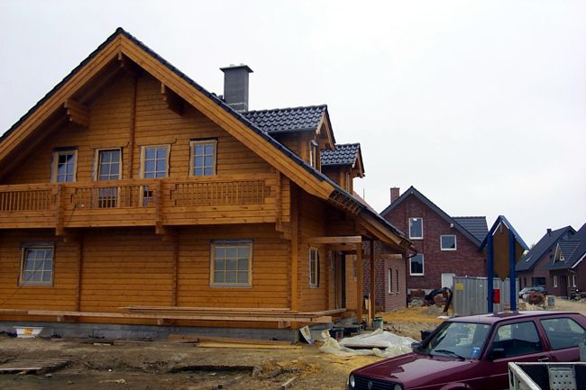 Ein hbsches, neues Haus in einem rustikalen Stil