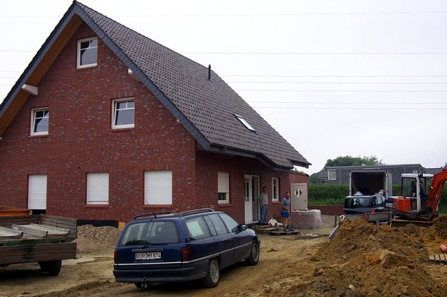 Ein hbsches Haus. Der Rest des Grundstcks ist hier aber noch eine Baustelle