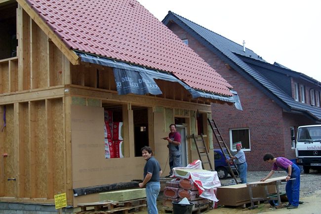 Hier ist ein Haus noch mitten im Bau
