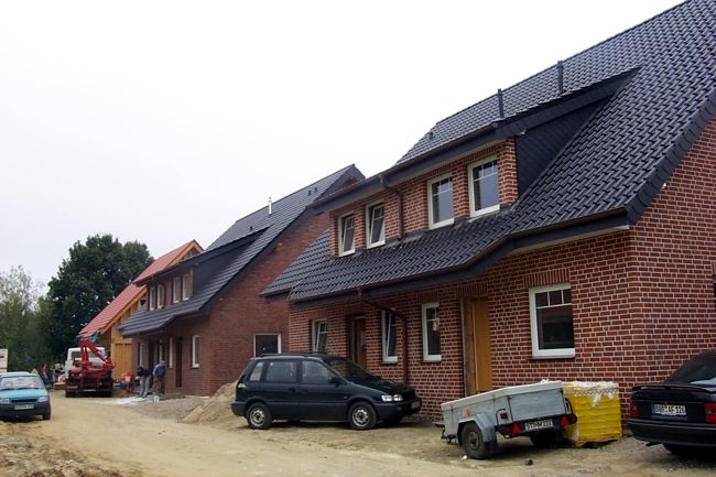 Hier wird noch an den Husern gebaut und die Strae ist noch nicht befestigt
