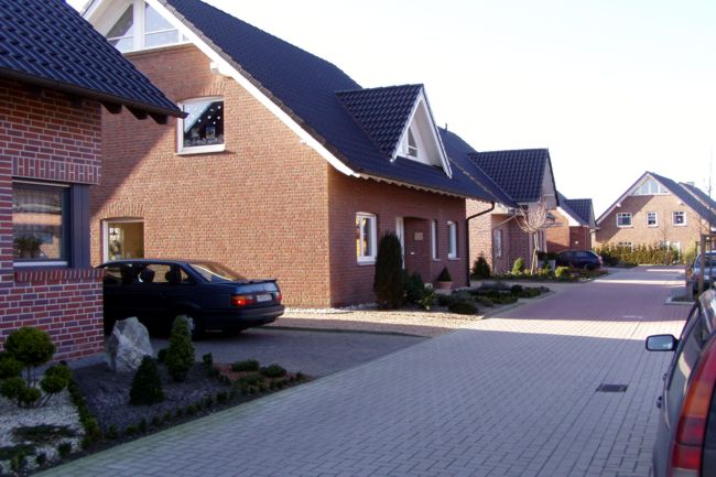 Ein hbsches Haus mit gepflegte Anlagen neben dem anderen
