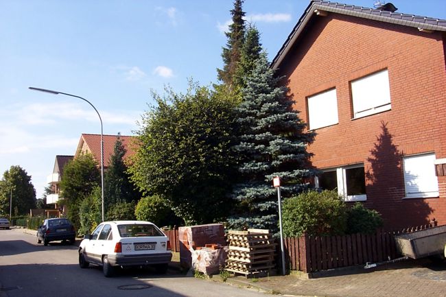 Material auf dem Gehweg zeigt das hier gebaut wird