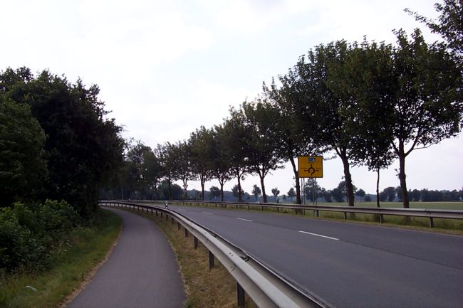 Der Fu und Radweg entlang der Weerseloerstrae