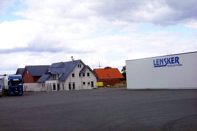 Ein hbsches Haus im Rohbau und eine Halle der Spedition Lensker