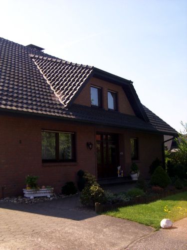 Ein hbsches Haus mit einen kleinen gepflegten Vorgarten