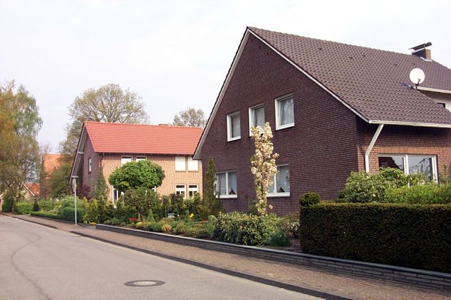 Gepflegte Anlagen vor den Husern