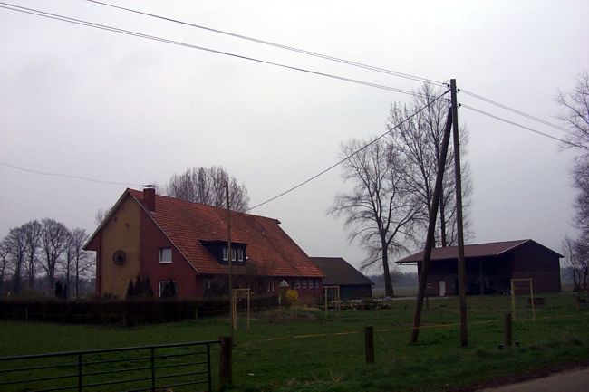 Ein Bauernhof. Ein groes Wohnhaus und groe Scheunen