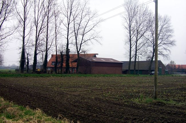 Ein Bauernhof mit groen Scheunen