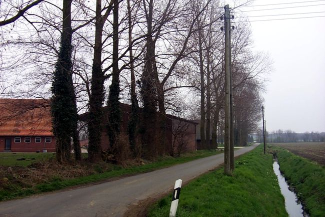 Groe Hallen und Scheunen eines Bauernhofs