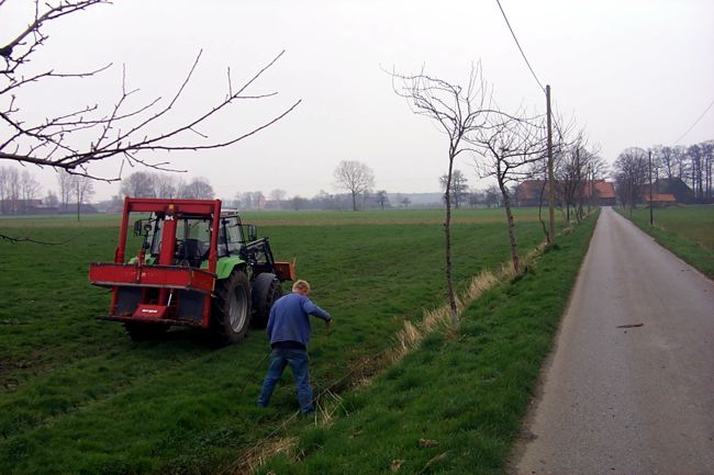 Ein Bauer bearbeitet sein Feld