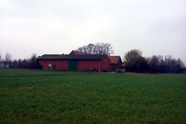 Ein Bauernhof mit einer groen Scheune
