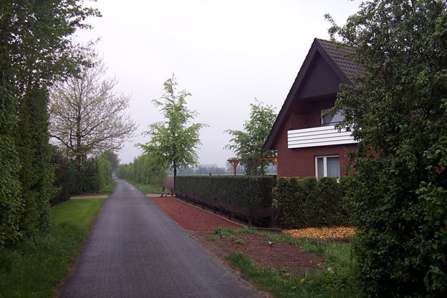 Ein Wohnhaus mit einer akkurat geschnittenen Hecke