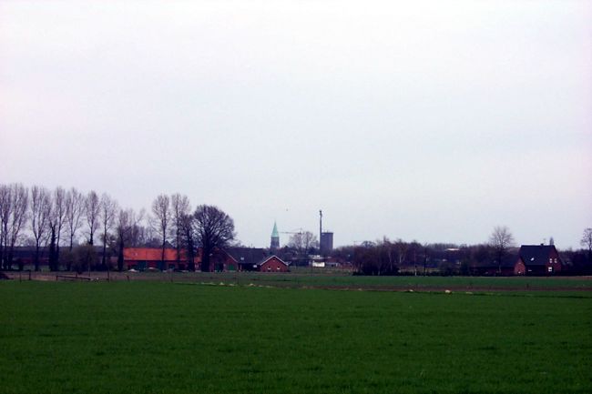 Schon vom weitem kann man den Kirchturm und den Wasserturm erkennen